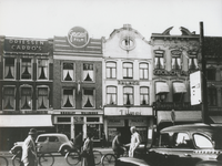 863605 Gezicht op de voorgevels van de panden Vredenburg 28 (rechts, Haagsche Koffyhuis) - hoger te Utrecht.